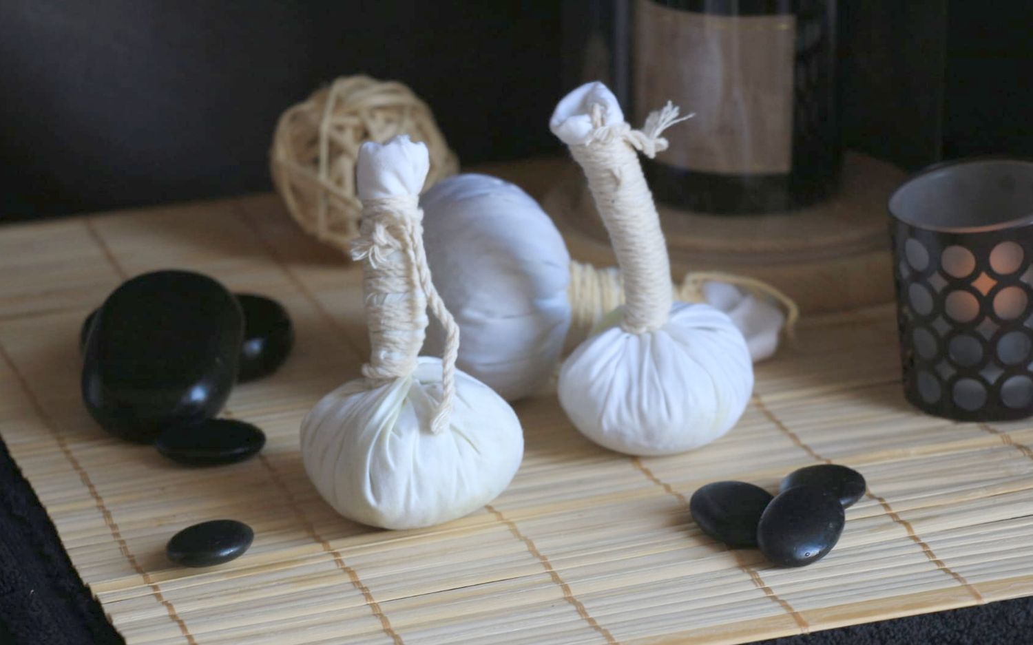 Pochons de plantes et pierres de basalte